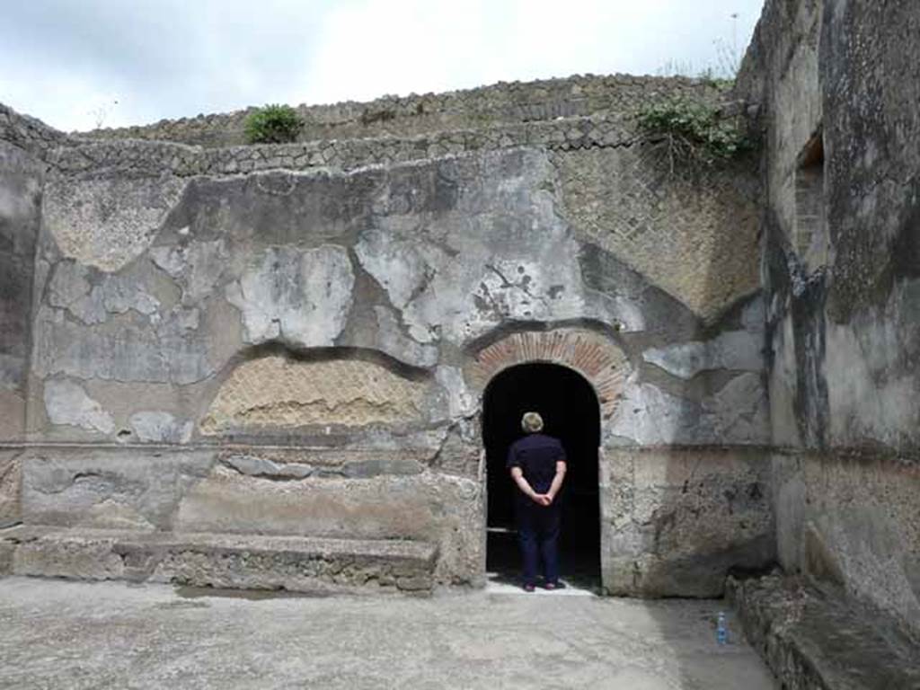 VI.8, Herculaneum. May 2010. North wall of the vestibule, with doorway to changing room or apodyterium of women’s baths.